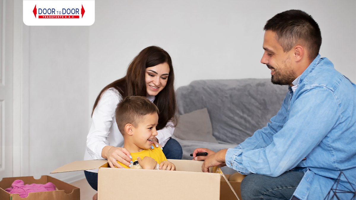 familia-descargando-cajas-casa.jpg